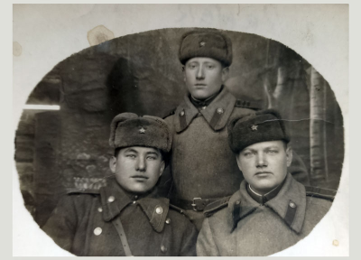 г Канск Красноярский край, (слева Марамзин М.А.,с ним сержанты Оленников и Гришин). 1945 г.