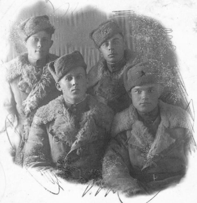 Саттаров Б. В. с сослуживцами на Дальнем Востоке