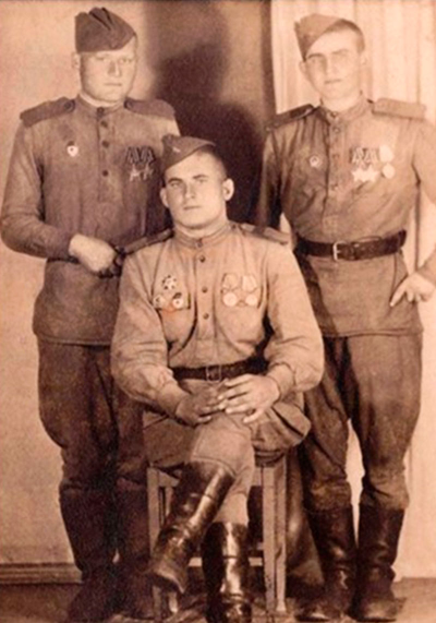 Соустин Виктор Алексеевич (справа) 1945 год