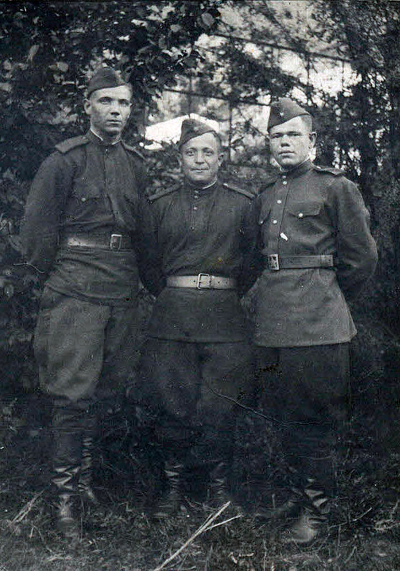 Митянин Тимофей Никитович (в центре) с боевыми товарищами 05.06.1945 г.