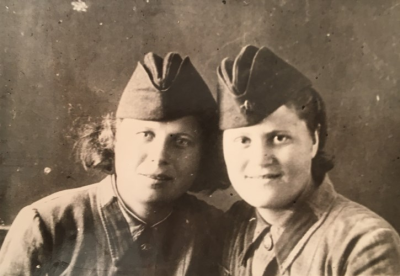 Боевые подруги (слева Горяева Тамара Ивановна)