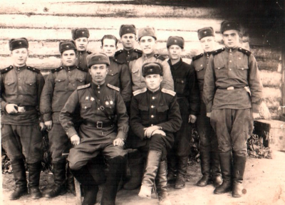 С однополчанами. Гилев И. И. в центре