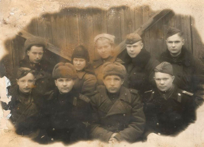 Шомшин Василий Федорович с боевыми товарищами (во втором ряду справа)