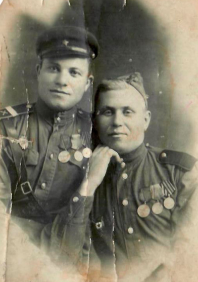 Васильев Петр Кузьмич с однополчанином
