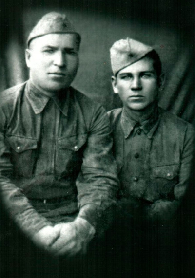 Паутов Е. Н., 1941г. (справа)