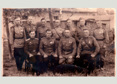 Комиссаров Н.С. (верхний ряд, третий справа)