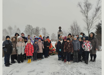 Возле памятника Николаеву В.С. в с. Банново