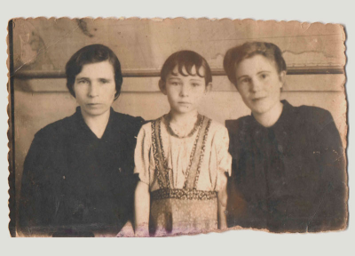 Раиса Ивановна (справа) с мамой и младшей сестрой, 1950-е годы