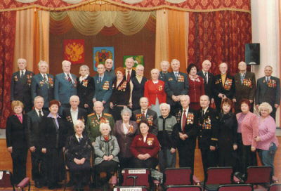 2012 г. Тришкина М.К. на встрече ветеранов (в верхнем ряду в центре)