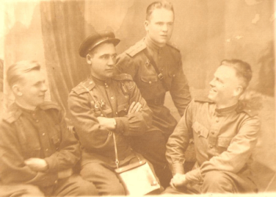 Власов Николай Александрович,  (1944 с однополчанами)