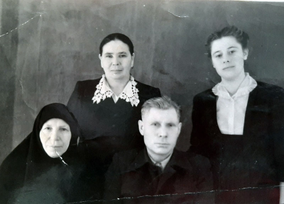 Семья Диковых: Анастасия, Леонид, Екатерина, Валентина