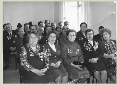1991 год.  Встреча ветеранов 376 стрелкового Кузбасско-Псковской дивизии, посвященная 50-летию ее формирования в Кузбассе  (второй ряд, первый слева Алексеев Иван Алексеевич)