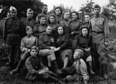 Давлятшина Г.Д. с однополчанами (на фото сидит вторая справа)