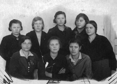 C подругами-десятиклассницами, п. Тисуль, 1940 г. (Галя Попова верхний ряд &ndash; первая справа)