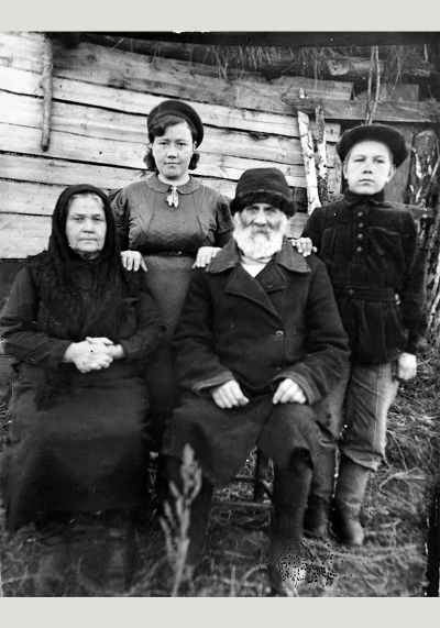 Мария Гавриловна с родителями и сыном во время войны