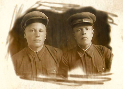 Калашников Н.Е. с другом Гришиным (слева) 14.10.1939 г.