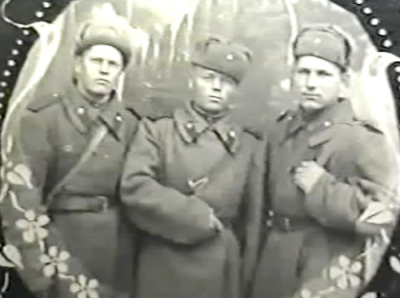 Акрестин П.П. с однополчанами (справа)