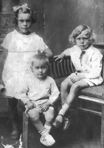 Галя Попова с братьями Борей и Володей. Гале 9 лет, г. Анжеро-Судженск, 1931 г.