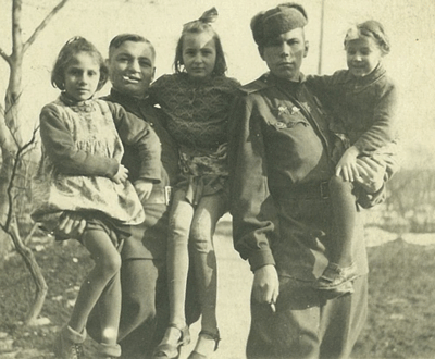 С австрийскими детьми. Вена, 1945 г.