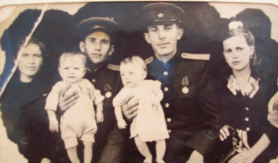 С семьей. Первая послевоенная фотография