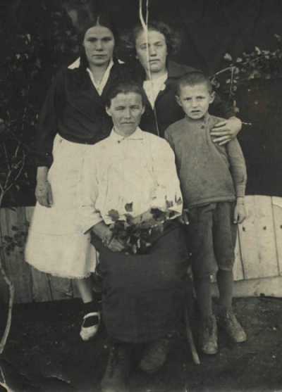Вера Бондаренко (Стоит справа) с родственниками
