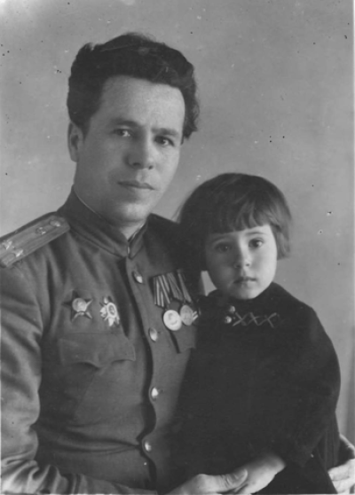 Захаров В. А. с дочерью Катей. Московский военный округ, 1949г.