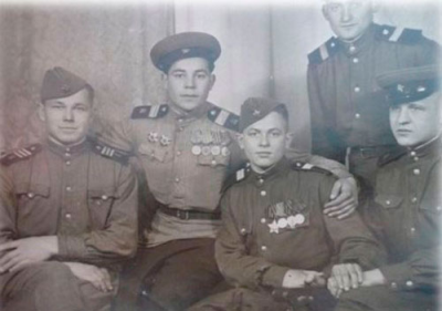 Козин Павел Кириллович с боевыми друзьями. 1945 г.