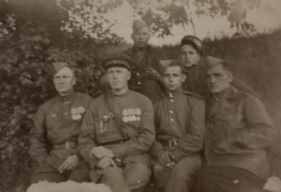 Панков И. И. в центре