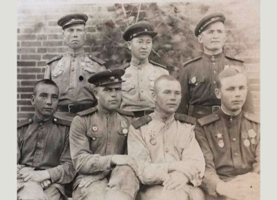 Яковлев Борис Васильевич с боевыми товарищами