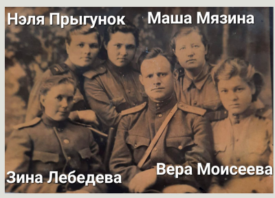 С однополчанами. Первый ряд, справа