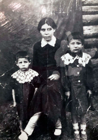 Секушина Тамара Александровна (первая слева), 1942 г.