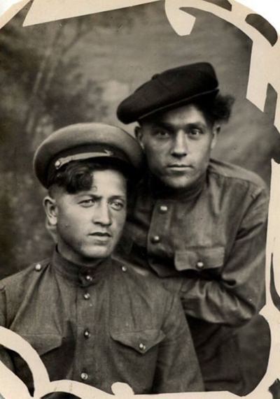 Маликов Василий Никонорович (справа). 1943 год