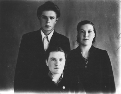 1956 г. Тришкина М.К. с мужем и сестрой (сидит)