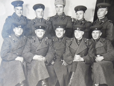 Германия 1945 год  Постников П.А. первый ряд в центре, с товарищами по службе