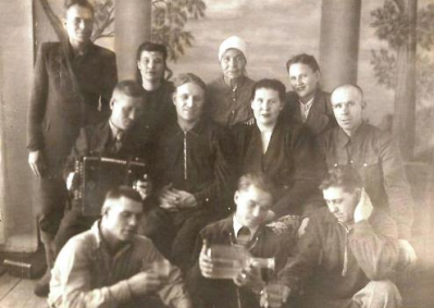 Стельмах А.Р. с родными после войны