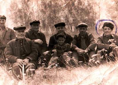 С односельчанами. Крайний справа