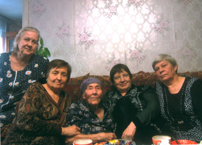 Шумакова Вера Фёдоровна 90-летие &ndash; крайняя слева дочь Веры Фёдоровны &ndash; Иванова Лилия Васильевна, в центре &ndash; Шумакова Вера Фёдоровна в день своего 90-летия в кругу коллег по работе