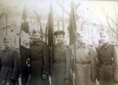 Левченко Михаил с боевыми товарищами (второй слева)